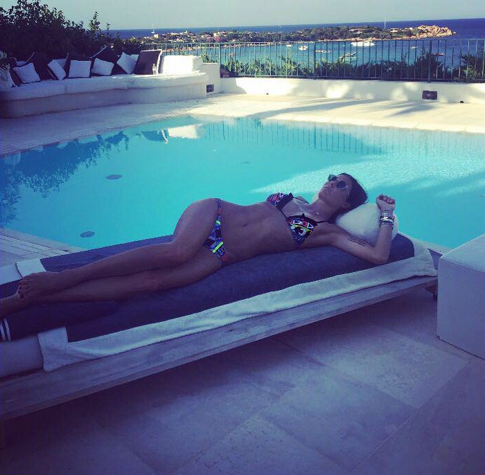 Elisabetta Gregoraci in bikini relax in piscina con vista mare