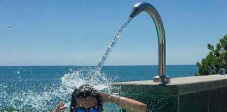 Gossip news: Laura Torrisi bikini da urlo, vacanze in Puglia Laura Torrisi doccia rinfrescante con gli occhiali da sole