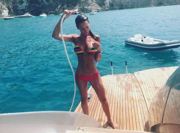 Nicole Minetti doccia sexy sullo yacht a Formentera foto