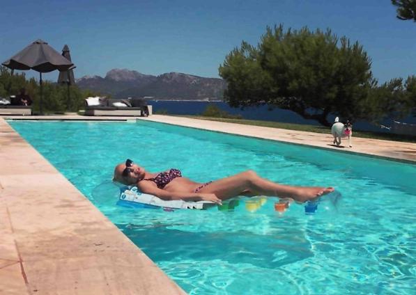 Donatella Versace in bikini sardegna, gossip news,