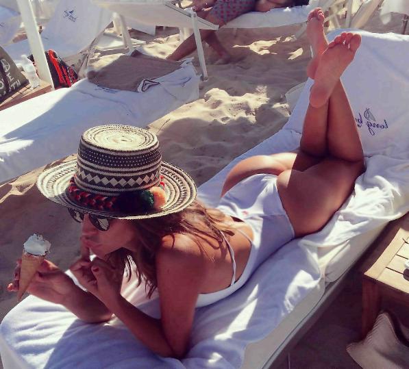 Gossip news, Claudia Galanti sempre sexy durante le sue vacanze al mare