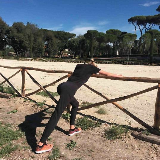 Gossip news, Alessia Marcuzzi lo stretching a Villa Borghese incanta