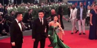 Mostra del cinema di Venezia, Liang Jingke cade sul red carpet Liang Jingke cade mostra del cinema di venezia, gossip news