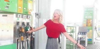 Alessia Marcuzzi: la Pinella super sorridente fa il pieno di Ironia Alessia Marcuzzi: la Pinella super sorridente fa il pieno di Ironia