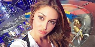 Gossip, Belen Rodriguez a Striscia la notizia in coppia con Michelle Hunziker Belen Rodriguez a Striscia la notizia