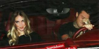 Fedez e Chiara Ferragni paparazzati mentre si baciano nell’auto gossip news, Fedez e Chiara Ferragni paparazzati mentre si baciano nell'auto