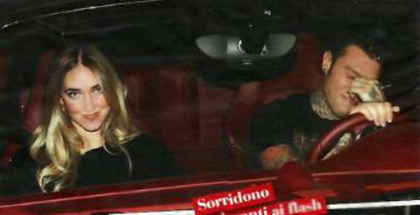 gossip news, Fedez e Chiara Ferragni paparazzati mentre si baciano nell'auto