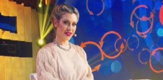 Paola Caruso: la battuta di Simona Ventura a Selfie fa sorridere Paola Caruso look Selfie - Le cose cambiano