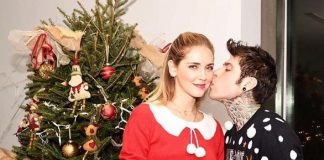 Fedez pose ammiccanti con Chiara Ferragni nel giorno di Natale: guarda! Fedez Chiara Ferragni albero di Natale gossip