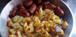 Salsicce al forno con le patate ricetta di Rebecca De Pasquale