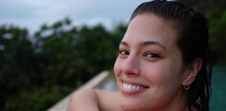 Ashley Graham alle Seychelles: la doccia della modella curvy fa scalpore Ashley Graham