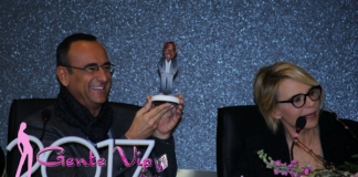 Maria De Filippi abbraccia Carlo Conti e lo sorprende con l’Oscar gossip Sanremo, gossip, Sanremo, Carlo Conti,