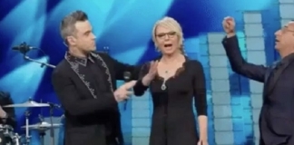 Sanremo 2017 ascolti tv seconda serata: lieve flessione in discesa Robbie Williams Maria De Filippi Carlo Conti Festival Sanremo 2017 intervista bacio gossip tv musica