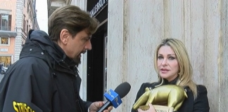 Striscia la notizia: Tapiro d’oro alla giornalista sportiva Paola Ferrari