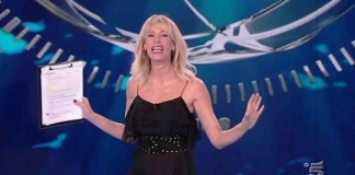 Alessia Marcuzzi look a l’Isola dei Famosi: gambe ben in vista alessia marcuzzi look