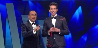 Carlo Conti a Sanremo rifiuta il bacio con Mika: il gesto accende il gossip