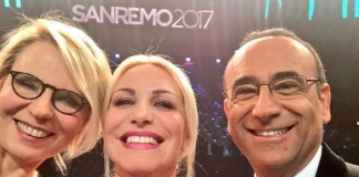 Antonella Clerici a Sanremo tra selfie, dichiarazioni, gossip e tanta allegria Selfie con Carlo Conti e Maria De Filippi per Antonella Clerici, ospite di Sanremo.