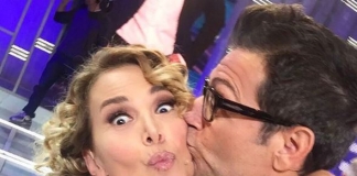 Barbara D’Urso baciata in bocca da Enrico Papi a Domenica Live