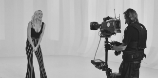 Ilary Blasi Le Iene look anni settanta e una sorpresa per Totti iene e blasi 3