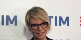 Sanremo 2017, Maria De Filippi e il gadget ai cantanti Maria De Filippi conferenza presentazione Festival Sanremo tv look
