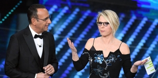 Maria De Filippi scopre le carte vincenti alla finale del Festival di Sanremo