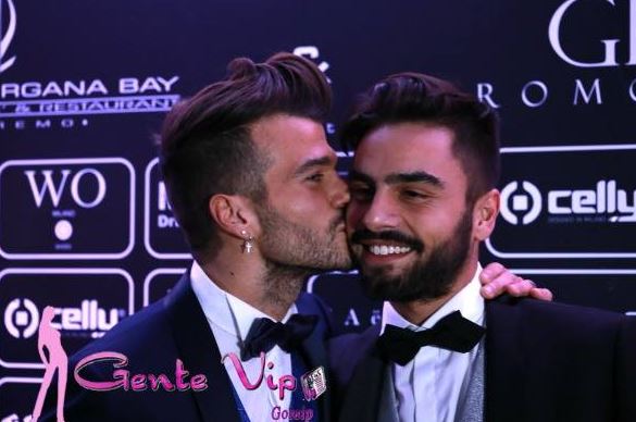 Claudio Sona e Mario Serpa il bacio sul carpet di Sanremo