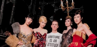 Milano Fashion Week 2017 Moschino sfilata: un circo piume e parrucche