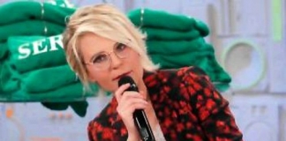 Maria De Filippi non finisce di stupire. Nonna, fascino, le storie maria de filippi look,gossip,
