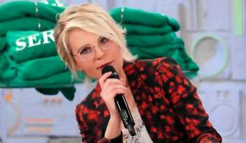 Maria De Filippi look nuovo, ma con una zeppa di troppo