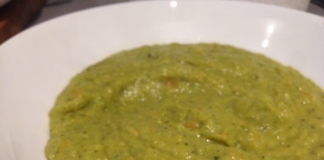 Come preparare una Vellutata di Verdure in 30 minuti Come preparare, una vellutata di verdure, come fare, creme di verdure, zucchine, cipolle, carote, piselli, patate , prezzemolo, sale e pepe, olio extra vergine d'oliva, brodo di pollo,