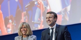 Macron e Brigitte: il bacio accende il gossip delle elezioni in Francia Notizie gossip, gossip, Macron, Macron Francia Elezioni, Brigitte Auzière, chi è Brigitte Trogneux, Emanuel Macron e Brigitte, Macron moglie, Macron Brigitte,