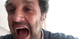 Flavio Insinna: Striscia la notizia scatena i media per il fuorionda shock flavio insinna sostiene simone montedoro ballando con le stelle 2017