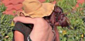 Gossip, Victoria Cabello single? Ecco il bacio con palpata al lato b Victoria Cabello, gossip, news, gossip news, lato b,