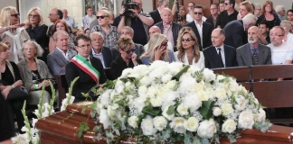 Funerali Paolo Limiti: l’ultimo saluto da Mara Venier a Fabrizio Frizzi Paolo Limiti, funerali, Paolo Limiti morto, Paolo Limiti funerali, Paolo Limiti, news,