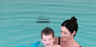 Manuela Arcuri a Fregene con il figlio Mattia e il compagno ma qualcosa va storto