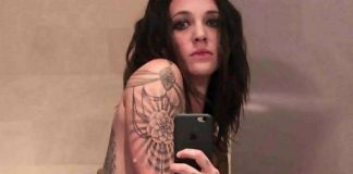 Asia Argento vestita solo dei suoi tatuaggi: ma lo spazzolino da denti?