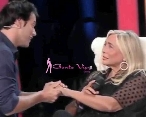 Tu si que vales 2017, Mara venier, baciata, bocca,