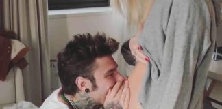 Fedez, Chiara Ferragni incinta di 5 mesi: papà bacia il pancino Fedez, Chiara Ferragni incinta di 5 mesi: papà bacia il pancino