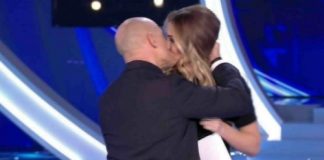 Il bacio a stampo di Signorini a Ilary al Grande Fratello: Totti come l’ha presa? Grande Fratello, Grande Fratello vip, Grande Fratello vip 2, grande fratello vip news, news gfvip, il bacio, Alfonso Signorini, Ilary Blasi, totti, francesco totti,