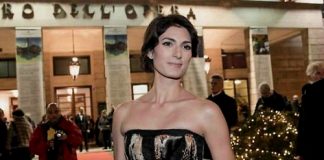 Virginia Raggi look XVIII alla prima al Teatro dell’Opera di Roma virginia raggi look, virginia raggi look romantico, virginia raggi, sindaco di roma virginia raggi, teatro dell'opera di roma,