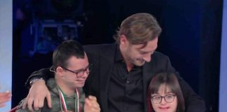 A C’è posta per te 2020 standing ovation per « Francesco Totti » irriconoscibile francesco_totti_camuffato_c_e_posta_per_te_2020
