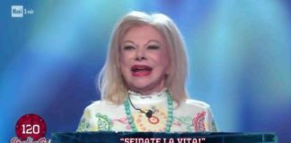 Sandra Milo cade, incidente a Italiasì: Liorni la soccorre, panico in studio Sandra Milo cade, incidente a Italiasì: Liorni la soccorre, panico in studio