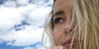 Amber Heard in lutto per la morte della madre. Johnny Depp…