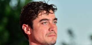 Chi è Angharad Wood? Tutto sulla compagna di Riccardo Scamarcio Angharad Wood, Riccardo scamarcio