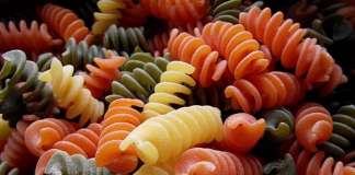 Insalata di pasta tricolore: la ricetta che da il via all’estate Insalata di pasta tricolore