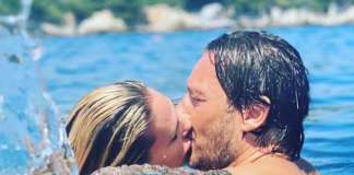 Ilary Blasi e Totti in vacanza tra baci “scottanti” e bagni rinfrescanti Ilary Blasi e Francesco tortini vacanza