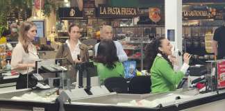 Arisa cassiera al supermercato: Addà passà a nuttata Arisa, addapassà a nuttata,