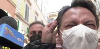 A “Striscia la notizia” stasera 27-1-2022, Enrico Lucci tira i capelli a Conte A Striscia la notizia stasera 27-1-2022, Enrico Lucci tira i capelli a Conte