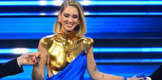 Di chi sono i vestiti e collana di Chiara Ferragni alla finale di Sanremo 2023? Di chi sono i vestiti e collana di Chiara Ferragni alla finale di Sanremo 2023?
